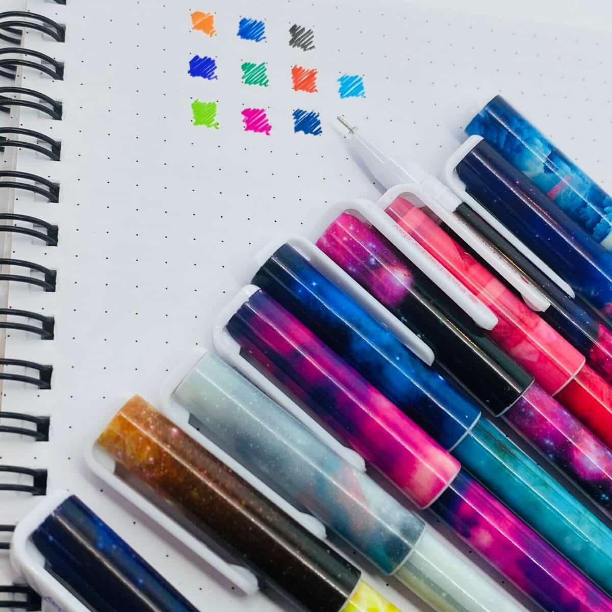 Set de 10 Lápices Tinta Gel de Colores Diseño Galaxia - Imagen 3