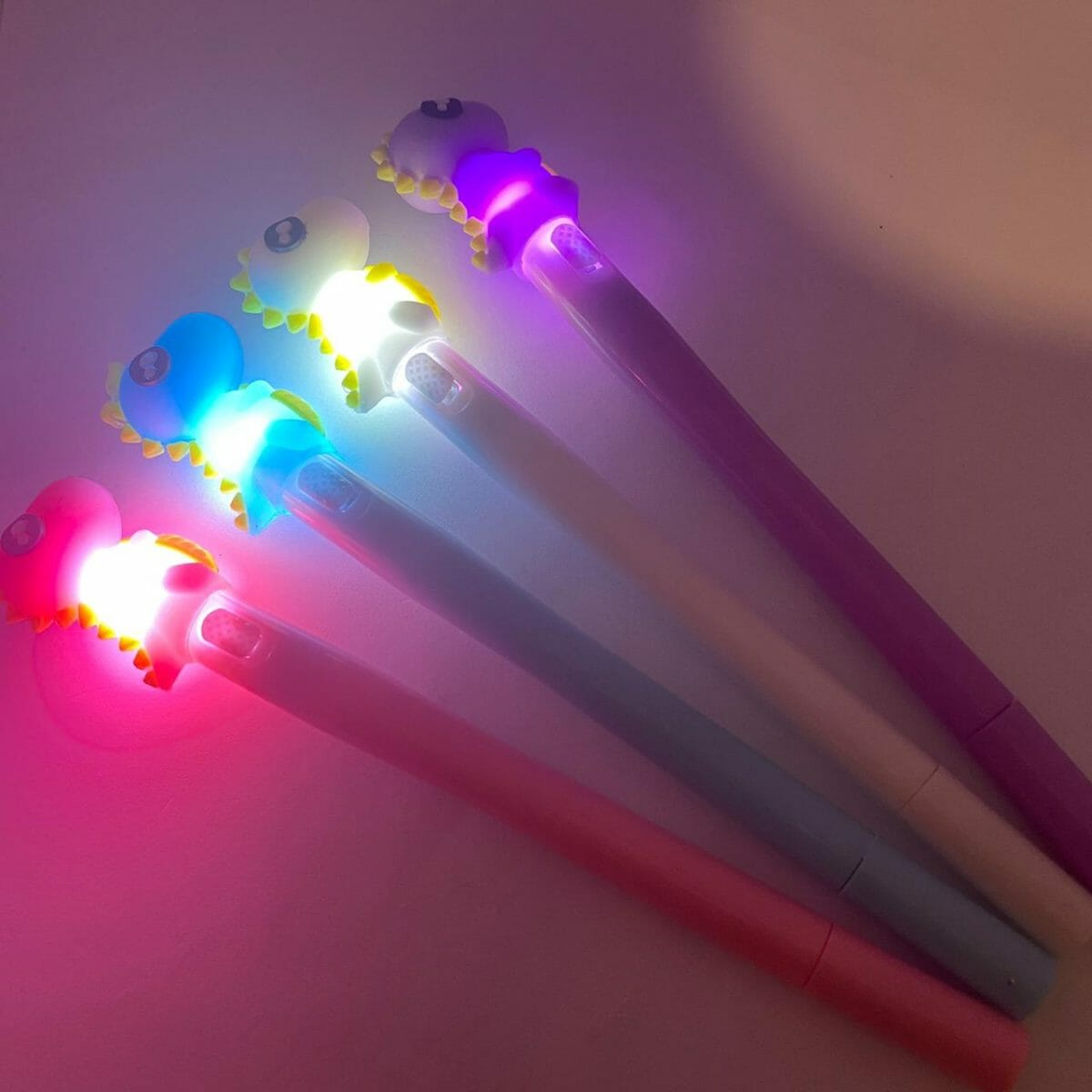 Lápiz Tinta Gel Negro Diseño Dinosaurio con Luz (Elige Color) - Imagen 2