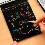 Libreta 8 Hojas Negras Raspable Scratch + Palito de Naranjo Modelo Personajes BT21 (Elige Diseño) - Imagen 3