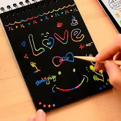 Libreta 8 Hojas Negras Raspable Scratch + Palito de Naranjo Modelo Personajes BT21 (Elige Diseño) - Imagen 3