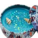 Vela 6cm Celeste Aroma Marino con Conchitas y Glitter - Imagen 2